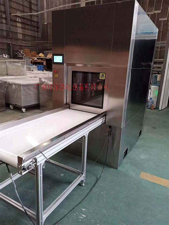 輸送帶傳遞窗還可吹淋被傳遞物品的表面，防止物品可能攜帶塵埃進入潔凈室。